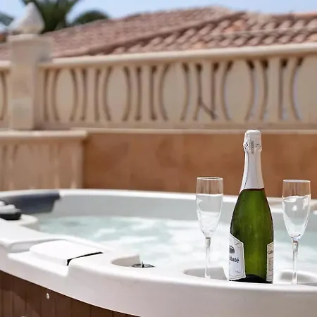 Malpas Exceptional 3 Bed - Sleeps 6 - Pool - Hottub- Parking سان ميغيل ذي أبونا