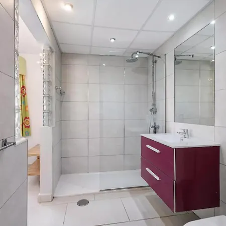 Malpas Exceptional 3 Bed - Sleeps 6 - Pool - Hottub- Parking فيلة