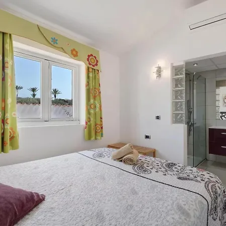 Malpas Exceptional 3 Bed - Sleeps 6 - Pool - Hottub- Parking فيلة *