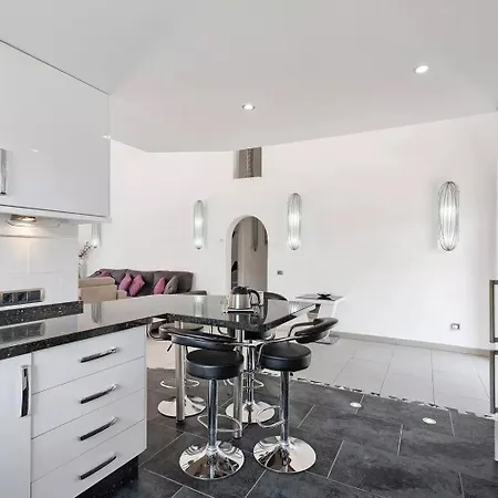 فيلة Malpas Exceptional 3 Bed - Sleeps 6 - Pool - Hottub- Parking سان ميغيل ذي أبونا